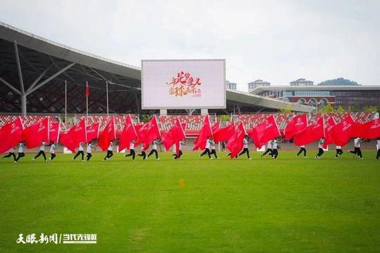 罗马诺:范德贝克租借法鹰交易完成知名转会记者罗马诺更新了范德贝克租借加盟法兰克福的进展。